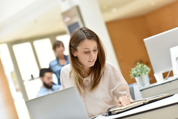 Obraz premium Businesswoman working on laptop computer