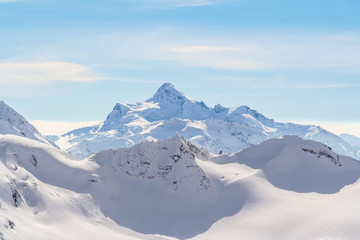 Горные вершины в снегу на Кавказе в ожидании лыжников