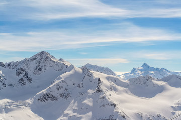 Горные вершины в снегу на Кавказе в ожидании лыжников