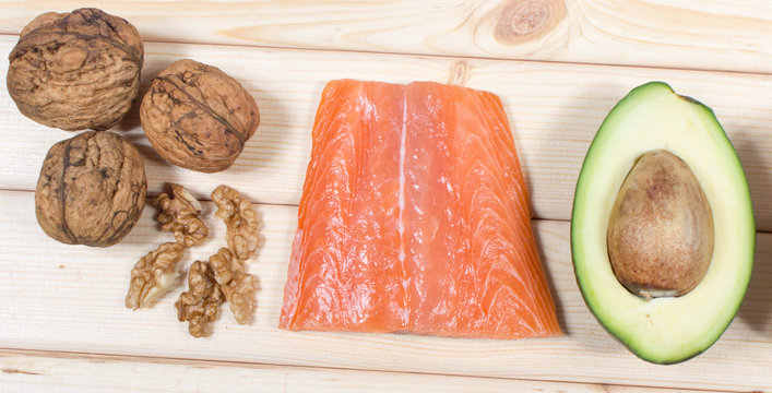 Sources of omega 3 fatty acids: flaxseeds, avocado, salmon and walnuts