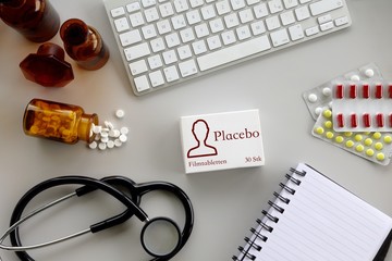 Schreibtisch mit Medikamenten und Placebo - obrazy, fototapety, plakaty