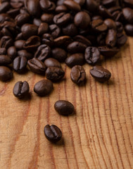 Fototapeta premium coffee beans on a wooden table