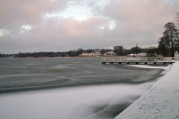 Steg am gefrorenen See in Bad Zwischenahn im Winter