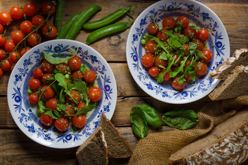 Salad of arugula and cherry tomatoes