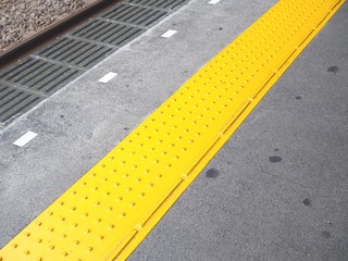 Fototapeta premium 駅の構内の点字ブロック