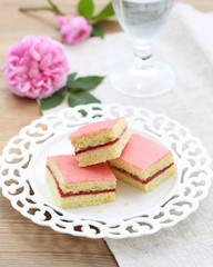 Mürbeteig Schnitten mit Himbeerfüllung