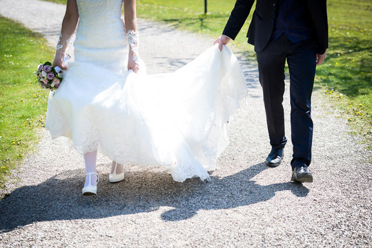 Brautpaar beim Laufen