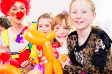 Clown auf Party mit Kindern zum Geburtstag