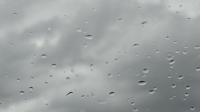 Regentropfen auf der Scheibe