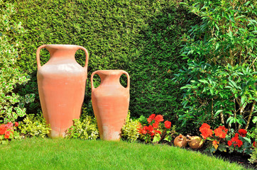 Zwei Amphoren im Garten
