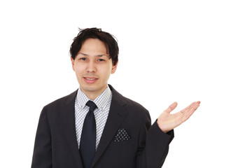案内する笑顔のビジネスマン