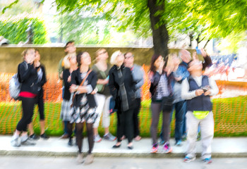Obraz premium LONDON, UK - MAY 17, 2016: Group of tourists in the City of London. Blurred image. 