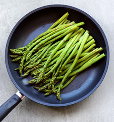 Green asparagus in skillet 
