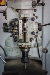 Position adjustment milling machine