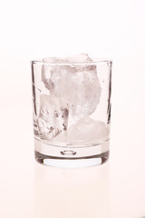 氷の入ったグラス