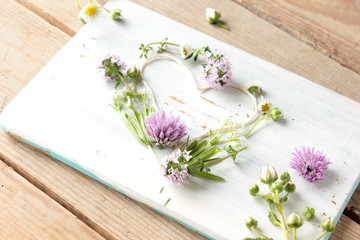 essbare blüten kräuter herz form Brett Holzbrett frisch 