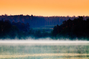 Nad jeziorem o wschodzie słońca © Ralfik D