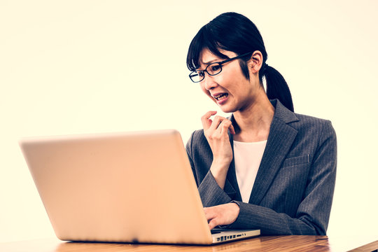 口に手を当てる Stock Photos And Royalty Free Images Vectors And Illustrations Adobe Stock