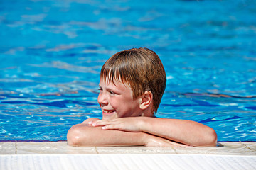 Fototapeta na wymiar Children swimming in the pool