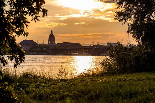 Blick auf die Theodor-Heuss-Brücke und die Christuskirche über den Rhein vom Rheinufer Mainz Kastel aus