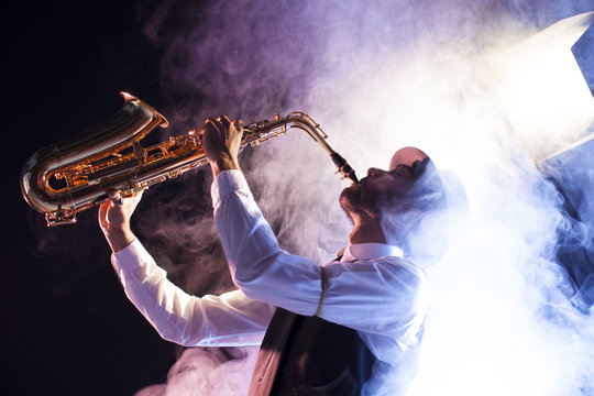 Saxofonista retro envuelto en nube de humo