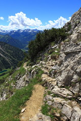 Fototapeta na wymiar Ausgesetzter Bergwanderweg