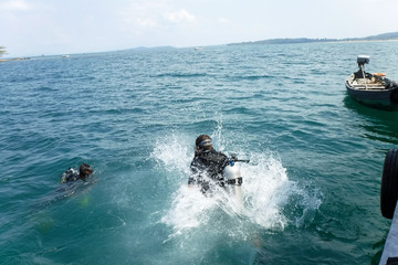 Obraz premium Jump into the sea for scuba diving