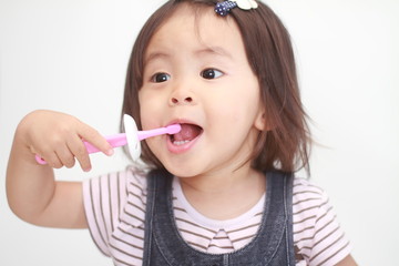 歯磨きをする幼児(1歳児)