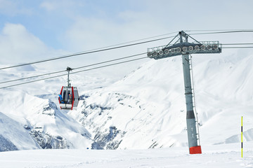 Fototapeta na wymiar The gondola lift to the ski resort