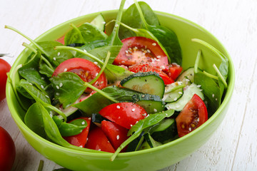 Salad with tomato, cucumber and spinach