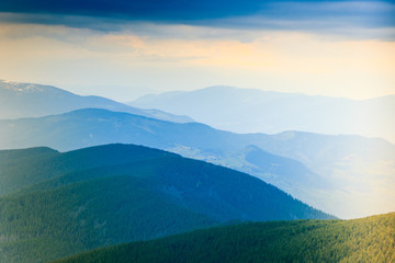 Fototapeta premium Krajobraz mglistych górskich wzgórz na odległość.