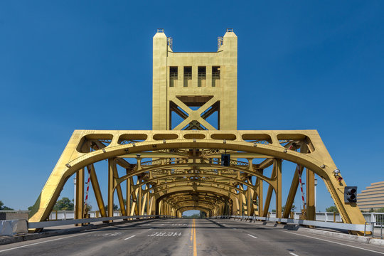 Fototapeta The Tower Bridge (1935) is a vertical lift bridge that crosses the Sacramento River in Sacramento, California
