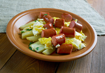 Huevos rotos con chistorra