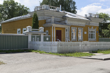 Naklejka premium Wooden house with carved ornaments constructed in the XIX century on Mayakovsky Street in the city of Vologda, Russia