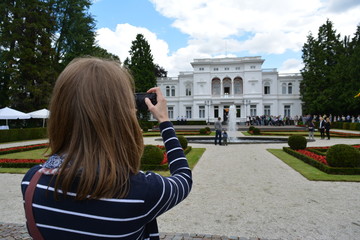 Fotografin beim Tag der offenen Tür in der Villa Hammerschmidt in Bonn