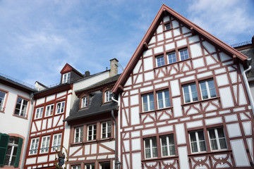 Fototapeta na wymiar Fachwerkgebäude am Kirschgarten in Mainz, Rheinland-Pfalz