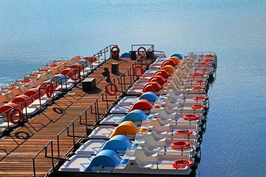 Bunte Tretboote am Lago di Ledro in Italien