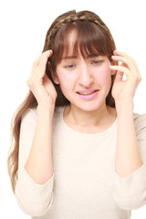 慢性的な頭痛に苦しむアラサーの女性