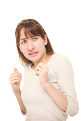 恐怖に凍り付くアラサーの女性