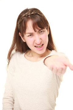 激怒しながら厳しい要求を突き付けるアラサーの女性