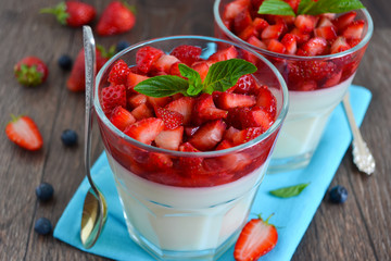 Vanilla panna cotta with strawberry and mint