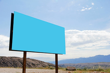 Ein blaues Werbeschild vor einem blauen Himmel