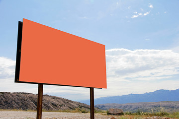 Ein oranges Werbeschild vor dem blauen Himmel