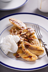 Grilled bananas for dessert