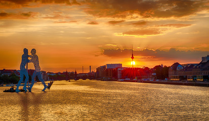 Fototapeta premium Blick von der Elsenbrücke in Berlin über die Skyline bei Sonnenuntergang