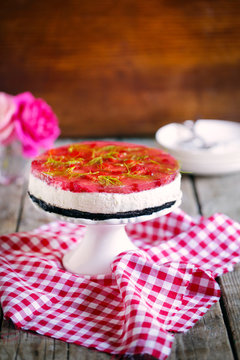 Cheesecake with strawberries and dark chocolate cookie crust