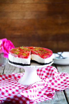 Strawberry cheesecake with butter cookies crust, topped with gelatine