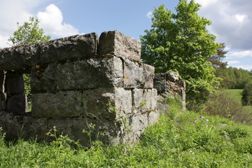 Остатки каменного дома в брошенной деревне.