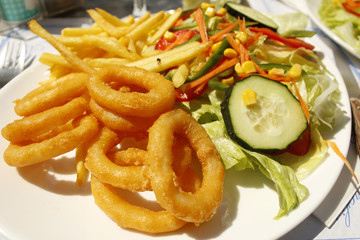 кольца кальмара с картошкой фри и овощным салатом © leeeto