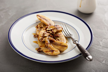 Grilled bananas for dessert